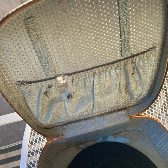 Patricia Stevens Tote Case with Hat. - Picture 3 of 16